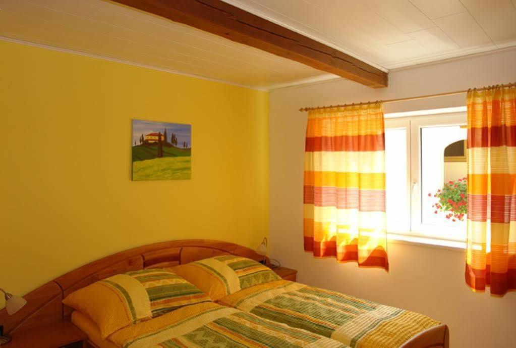 Winzerzimmer - Weingut Tinhof Eisenstadt Exteriör bild